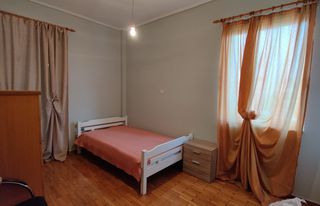 Πωλούνται λευκό ξύλινο κρεβάτι & κρεμαστό ντουλάπι μπάνιου