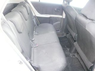 Toyota Yaris 2010-thumb-9