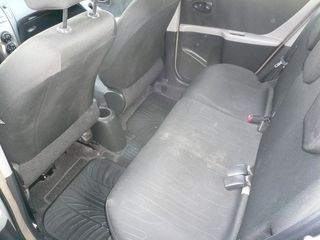 Toyota Yaris 2010-thumb-10