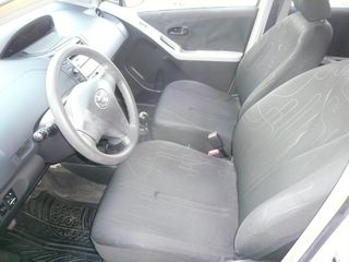 Toyota Yaris 2010-thumb-11