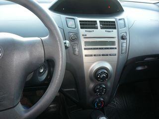Toyota Yaris 2010-thumb-13