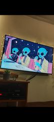 Πωλείται η Smart TV Samsung 50" 4K UHD (μοντέλο 2022) με edge led panel σε άψογη αισθητική και λειτουργική κατάσταση σαν καινούργια, χωρίς το παραμικρό πρόβλημα, γρατζουνιά ή καμένο pixel.