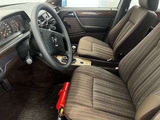 Mercedes-Benz E 200 1991-thumb-13