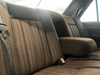 Mercedes-Benz E 200 1991-thumb-8