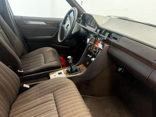 Mercedes-Benz E 200 1991-thumb-10