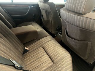 Mercedes-Benz E 200 1991-thumb-6