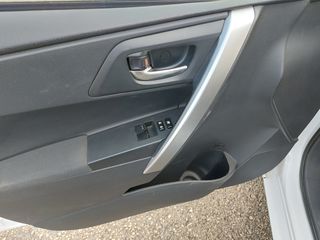 Toyota Auris 2014-thumb-7