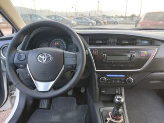 Toyota Auris 2014-thumb-10