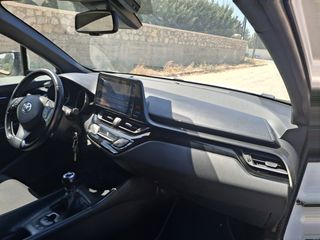 Toyota C-HR 2017-thumb-13