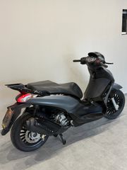 Piaggio Beverly 300i 2015 piaggio Beverly 300-thumb-3