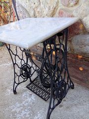Τραπέζι vintage από μαντέμι ραπτομηχανής singer εποχής 1900 με χοντρό μάρμαρο διαστάσεις 76υψος 62μακρος 52 πλάτος ..Αν θέλετε να δείτε όλες τις αγγελίες μου πατήστε κάτω από το όνομα μου
