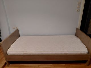 Μονό κρεβάτι με το στρώμα