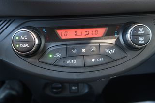 Toyota Yaris 2015-thumb-15