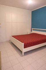 Υπερδιπλο κρεβάτι με στρώματα και κομοδίνα