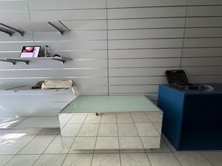 Κεντρικό Τραπέζι Προβολής Καταστήματος με Γυαλί & Καθρέφτη