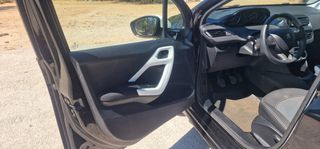Peugeot 208 2016-thumb-6