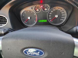 Ford Focus 2006 Ghia-thumb-3
