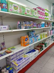 Ράφια, ψυγείο, μηχανή άλεσης καφέ, μηχανή κοπής αλλαντικών/τυριών
