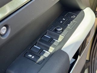 Land Rover Defender 2021 D240 SE-thumb-22