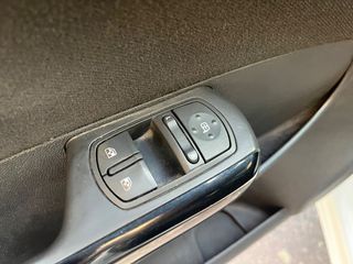 Opel Corsa 2011-thumb-17