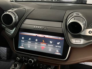 Ferrari GTC4Lusso 2016 V12-thumb-30