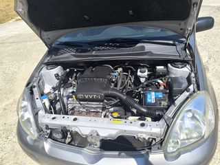 Toyota Yaris 2004-thumb-5