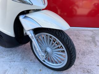 Piaggio Beverly 300i 2015-thumb-4