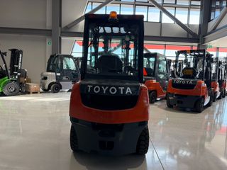 Toyota 2012 02-8FDF25-thumb-2