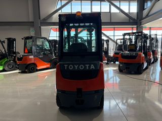 Toyota 2016 02-8FDF18-thumb-2