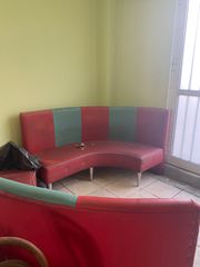 ρετρό/American diner καμπυλωτοί καναπέδες (booths) σε κόκκινο-γαλάζιο χρώμα