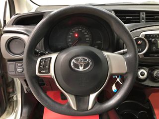 Toyota Yaris 2012-thumb-10