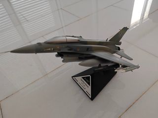 Lockheed Martin F-16 Viper Fighting Falcon Scale 1/40th-thumb-4