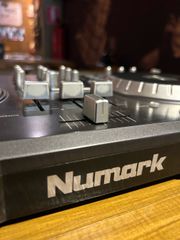Κονσόλα dj Numark Mixtrack Pro με το καπάκι της