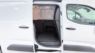 Opel Combo 2026 CARGO 1.5 DIESEL 102 L2H1 3 SEATS/OPEL BESIKOS-thumb-9