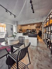 Πωλείται πλήρως εξοπλισμένη επιχείρηση Café – Γλυκό | 107 τ.μ. + μεγάλη αυλή