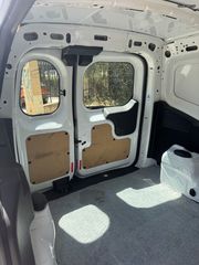 Ford Transit Courier 2017-thumb-10