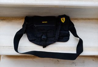 FERRARI, ΤΣΑΝΤΆΚΙ ΚΡΕΜΑΣΤΌ ΜΑΎΡΟ