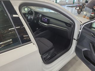 Skoda Octavia 2023 Ambition-thumb-3