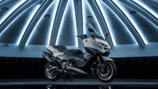 Yamaha TMAX 560 Tech Max 2026 μείον 1.000€ μόνο στο CERAMIC GREY του 26΄"