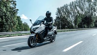 Yamaha TMAX 560 Tech Max 2026 μείον 1.000€ μόνο στο CERAMIC GREY του 26΄"-thumb-1