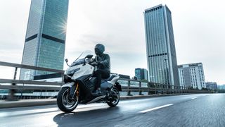 Yamaha TMAX 560 Tech Max 2026 μείον 1.000€ μόνο στο CERAMIC GREY του 26΄"-thumb-3