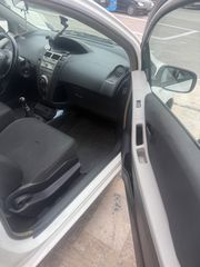 Toyota Yaris 2011-thumb-6