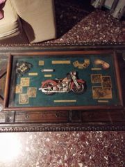 vintage καδράκι 3D τύπου shadow box με θέμα τη μοτοσικλέτα, το οποίο περιλαμβάνει ένα τρισδιάστατο μοντέλο κόκκινης κλασικής μοτοσικλέτας