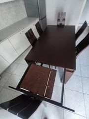 Τραπέζι τραπεζαρίας με 6 καρέκλες καθαρές και τραπέζι σαλονιού υπέροχο