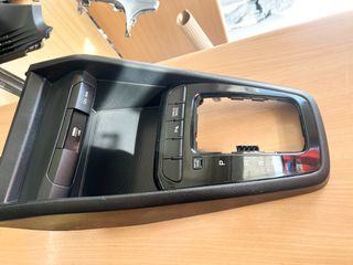 Kia Stonic/Rio ‘19-22 Μεσαία Κονσόλα/Πλαισιο Λεβιέ 84650-H8150-FHV-thumb-2