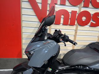 Yamaha XMAX 300 Tech Max 2022-thumb-16