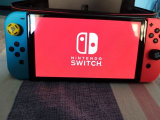 Nintendo Switch V2 (Άριστο) + Γνήσια Βαλίτσα Deluxe + 3 Παιχνίδια (Mario, Pokémon, FIFA2023)