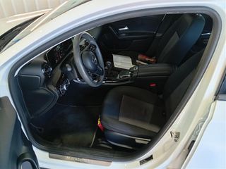 Mercedes-Benz A 160 2023-thumb-2