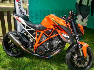 KTM 1290 Super Duke R 2016-thumb-1