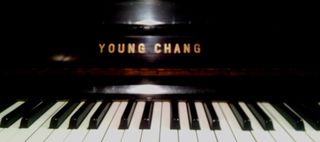 Πωλείται πιάνο young chang σε καλή κατάσταση